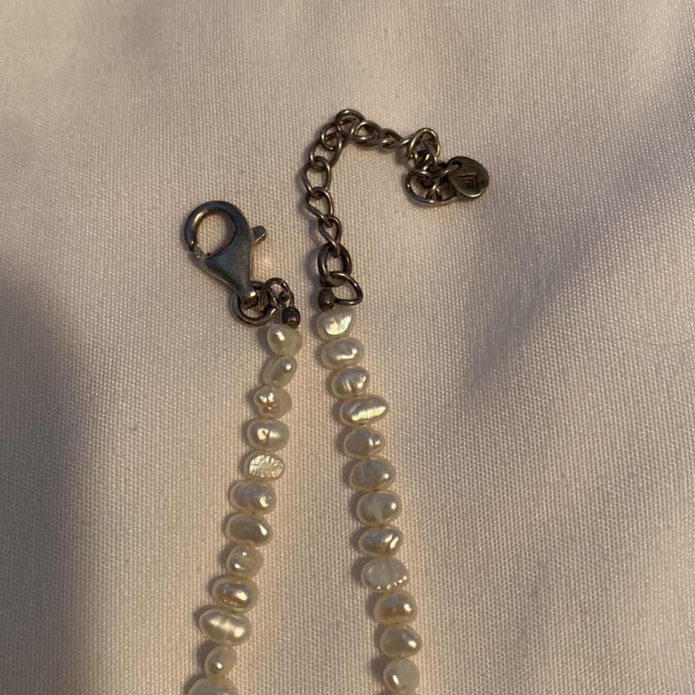 Faux pearl necklace with cross - Picture 3 of 3